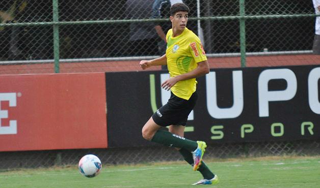 Rubens treina com a equipe profissional do América desde 2014