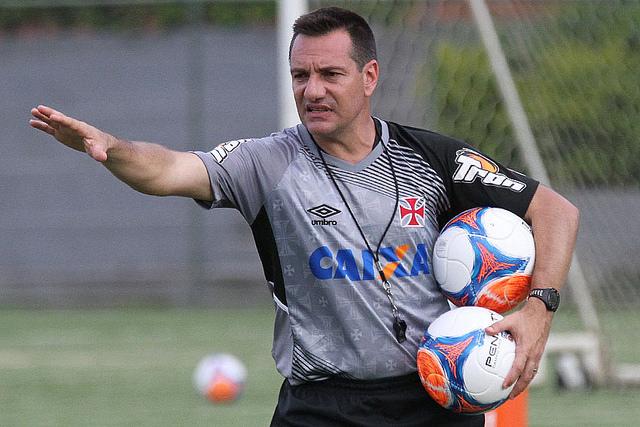 O técnico Doriva terá problemas para escalar o Vasco para a estreia do estadual e quer mais reforços para a temporada
