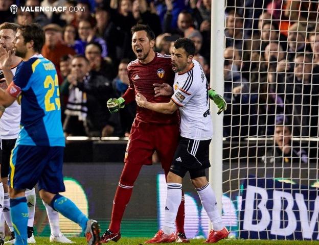Diego Alves teria xingado o colombiano Carlos Bacca antes de defender um pênalti cobrado pelo atacante