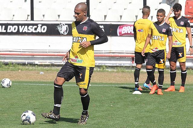 O zagueiro Rodrigo (à esquerda) acha que a participação do Vasco no Torneio de Manaus foi positiva para o entrosamento