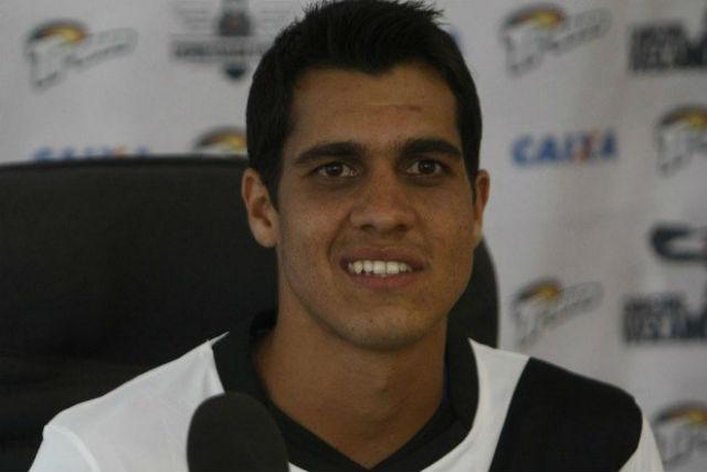 Com responsabilidade de substituir argentino, Lucas quer chance com Doriva na estreia do Carioca