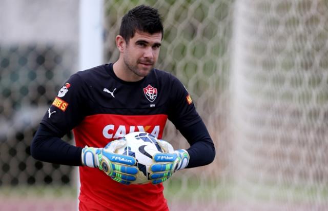 O goleiro Fernando Miguel quer aproveitar bem sua primeira oportunidade como titular da meta do Vitória