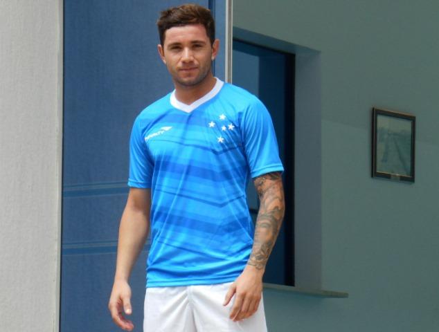Vindo do Santos, o lateral esquerdo chileno Mena deve ser apresentado na Toca nesta quarta-feira
