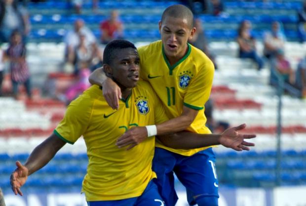 Yuri Mamute (à esquerda) e Marcos Guilherme (à direita) marcaram os gols do Brasil na vitória sobre o Paraguai