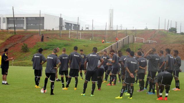 Antes de trabalhar o posicionamento dos atletas, o técnico Luizinho Vieira participou do rachão com os jogadores