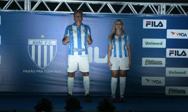 Ídolo Marquinhos apresentou o uniforme principal (Foto: Manoel Bento)