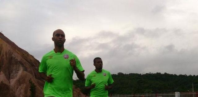 Os zagueiros Leandro Euzébio, à esquerda, e Welton Felipe, à direita, serão desfalques do Náutico no domingo