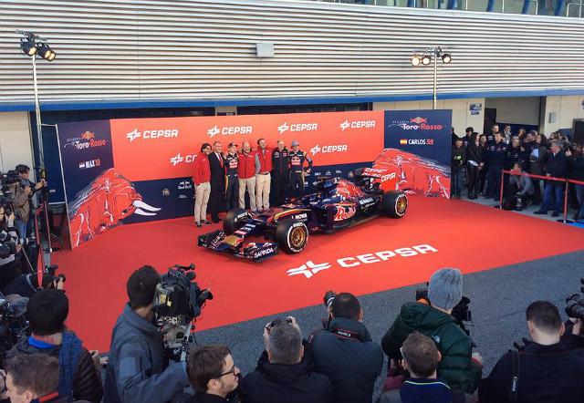 A Toro Rosso apresentou o STR10 na pista de Jerez de la Frontera, onde ocorrerá a pre-temporada da F-1