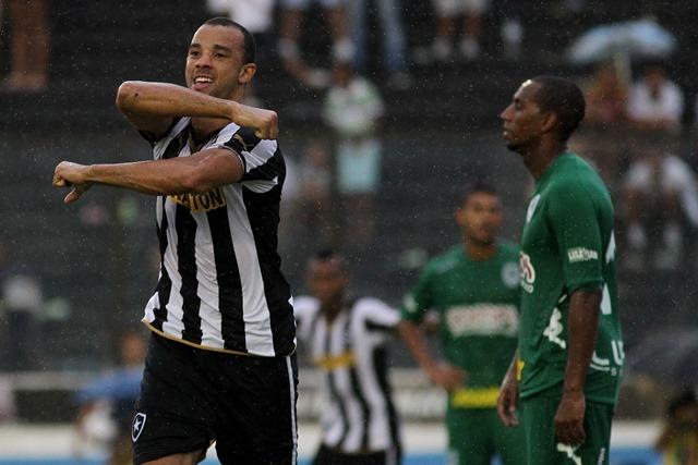 Coube ao recém-contratado Roger Carvalho marcar o gol da vitória botafoguense (Foto: Vítor Silva/SS Press)