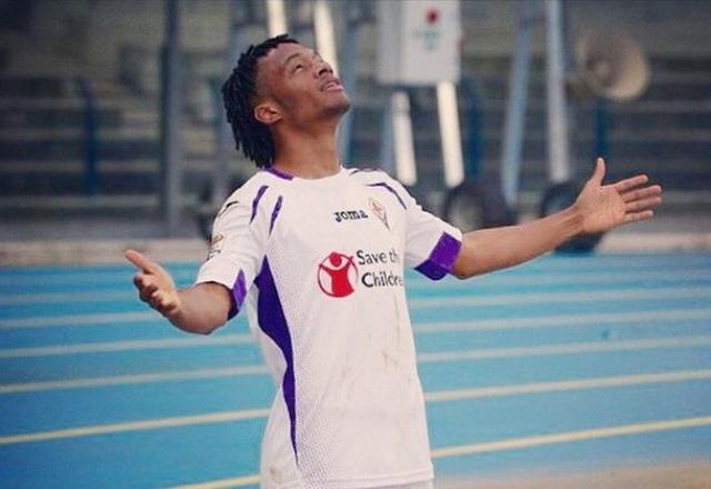 Cuadrado postou em sua conta pessoal no Twitter uma foto no estádio do Chelsea assistindo o jogo deste sábado