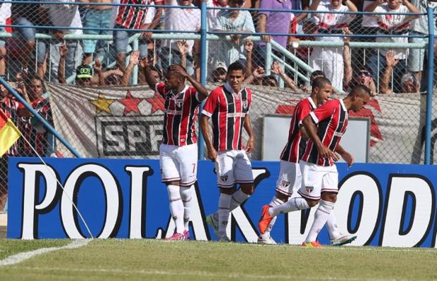 Michel Bastos e Luis Fabiano marcaram gols na partida de estreia do São Paulo no Paulistão