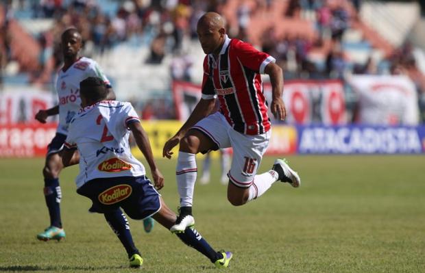 Carlinhos deixou a partida no segundo tempo, depois de ter sentido dores no joelho