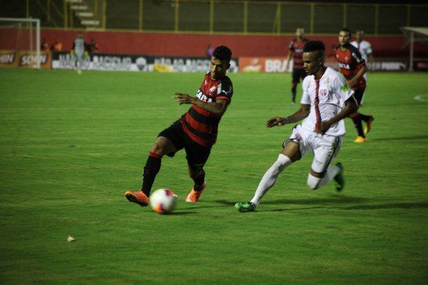 Leão abusou dos gols perdidos e ficou no zero contra o Bahia de Feira