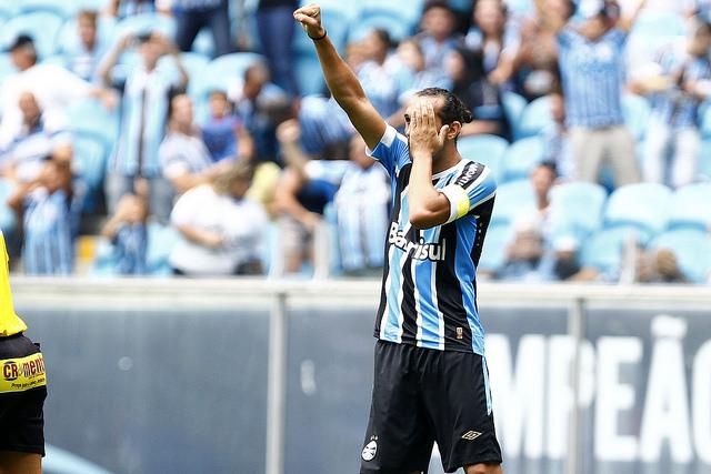 O centroavante Barcos deve deixar o Grêmio jogar no futebol chinês