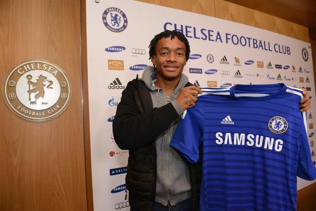 Depois de uma verdadeira novela, o Chelsea finalmente anunciou o meia Cuadrado, ex-Fiorentina