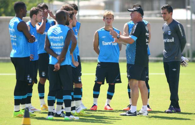 Felipão montou seu time com dois centroavantes, projetando a equipe que enfrenta o Aimoré