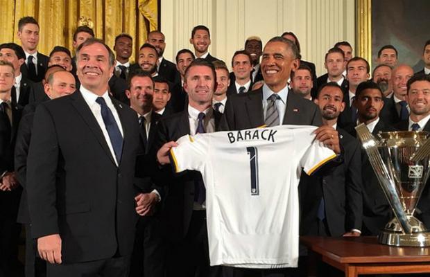 Barack Obama recebeu a camisa 1 do Los Angeles Galaxy e exaltou a postura do atleta Robbie Rogers