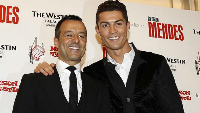 CR7 compareceu ao lançamento do livro de seu empresário; estiveram presentes no evento os ex-atletas Deco e Maniche