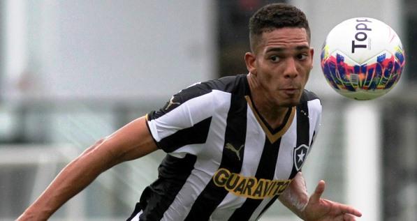 Gilberto é titular da lateral e não quer perder a posição para Luís Ricardo, recém-chegado no Botafogo