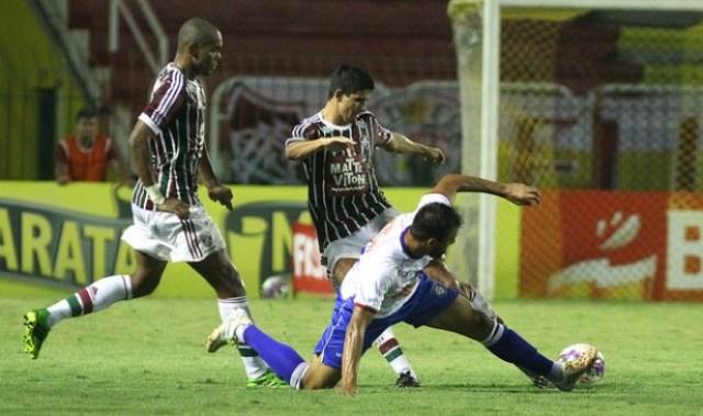 Henrique e Victor Oliveira em ação diante do Friburguense, na estreia do Campeonato Carioca