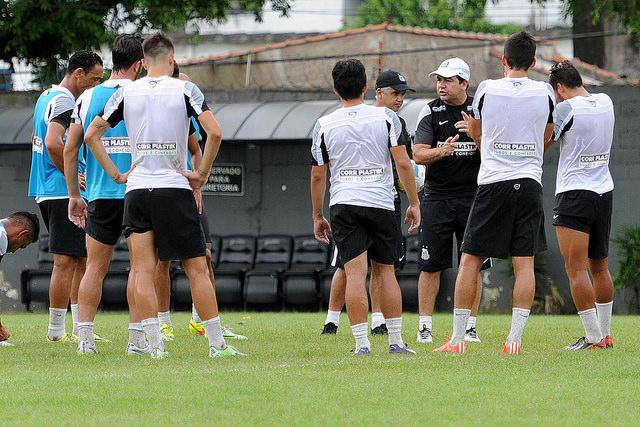 O técnico Enderson Moreira deverá repetir o time da estreia do Paulistão diante do Mogi Mirim