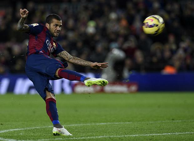 O contrato de Daniel Alves com o Barcelona vai até junho (Foto: LLUIS GENE)