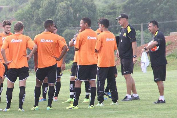 O técnico Luizinho Vieira realizou três mudanças no Criciúma para encarar o Avaí