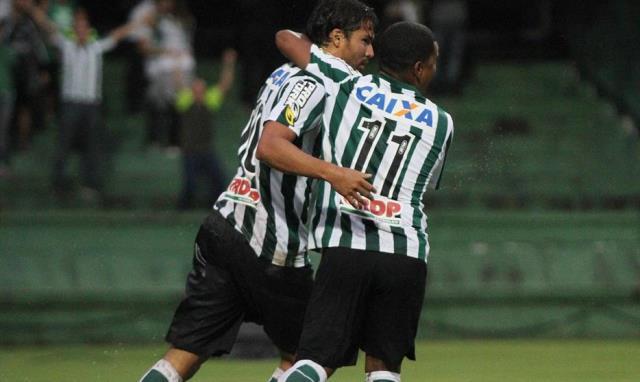 Na noite desta quarta-feira, após sair atrás no placar, o Coritiba virou em casa e bateu o Maringá por 3 a 1