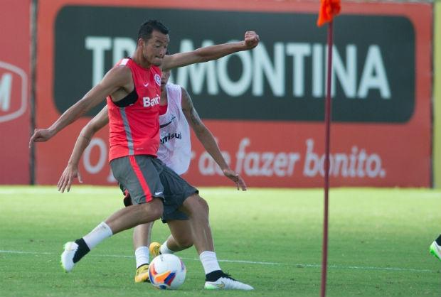 Zagueiro Réver deve estrear pelo Colorado