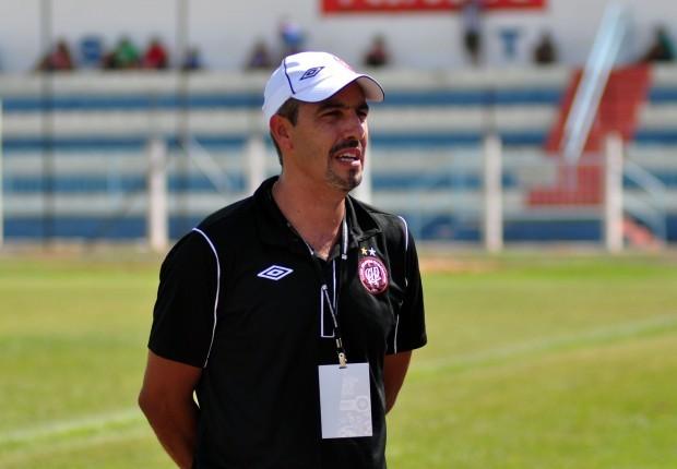 Técnico do Furacão elogiou atacante Crysan (Foto: Fábio Wosniak)