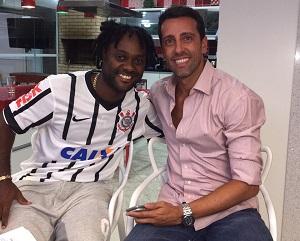 Vagner Love, com dez anos de atraso, é jogador do Corinthians