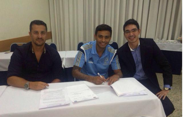 Ao lado dos empresários, Cleiton Xavier oficializou vínculo de quatro anos com o Palmeiras na manhã deste sábado