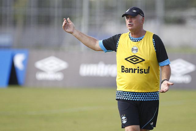 Neste sábado, Felipão modificou a equipe em relação a que treinou na sexta-feira