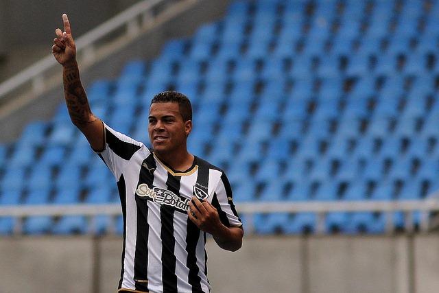O lateral esquerdo Thiago Carleto aproveitou seu gol no Engenhão para homenagear o ídolo Nilton Santos