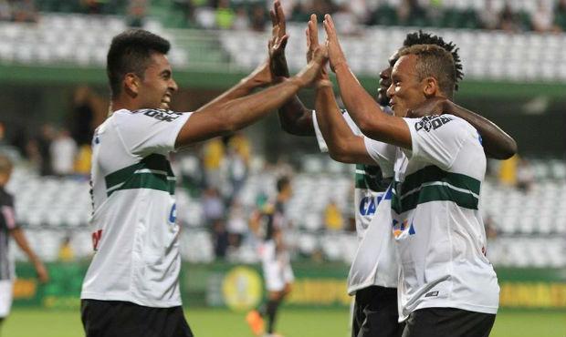 Coxa venceu em casa e assumiu a ponta do Paranaense