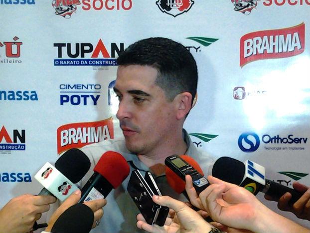 Constantino Júnior admitiu o mau começo do Santa Cruz no Pernambucano (Foto: Jamil Gomes)