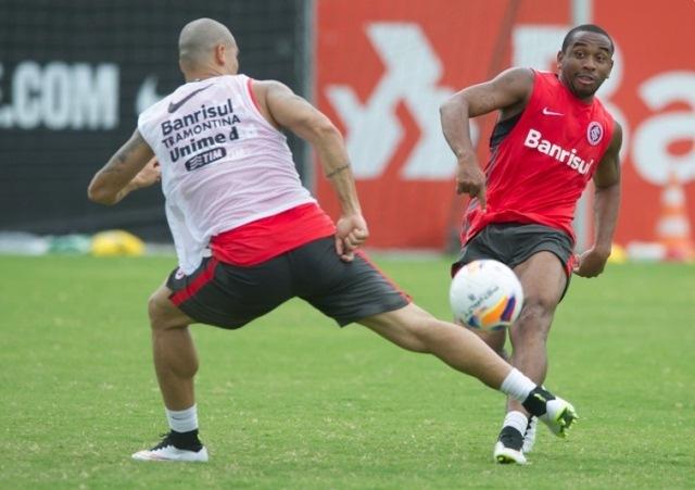 Anderson iniciou treino entre os reservas, mas depois integrou o time titular e pode estrear nesta quarta-feira