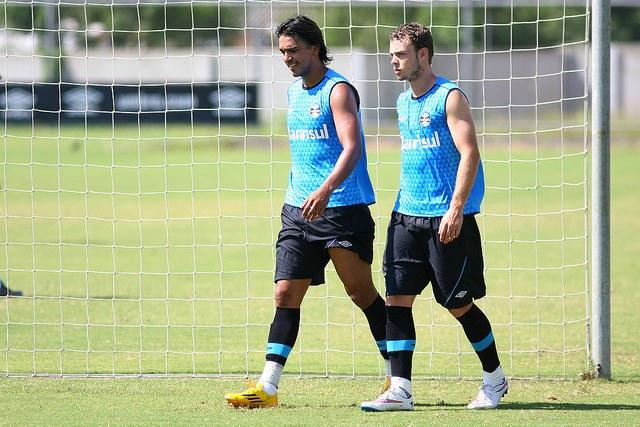 Marcelo Moreno (à esquerda) que negocia com clube chinês, treinou entre os reservas nesta segunda