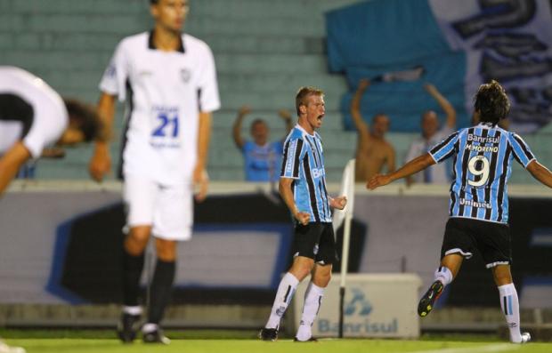 O zagueiro Douglas Grolli (centro) atualmente pertence ao Grêmio, mas está emprestado à Chapecoense