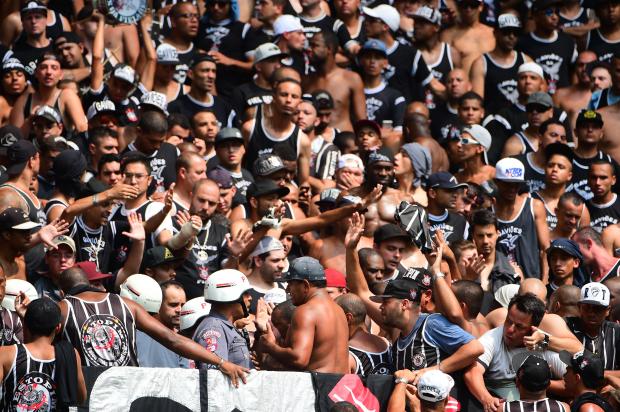 Torcedores do Corinthians foram ao Palestra Itália, destruíram cadeiras e picharam portas e paredes, mas não terão que pagar