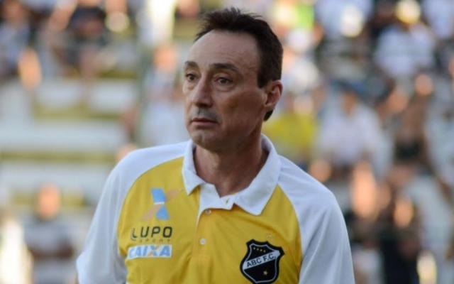 “Temos que construir um time que traga as vitórias. O jogar bonito é uma consequência”, disse Roberto Fonseca