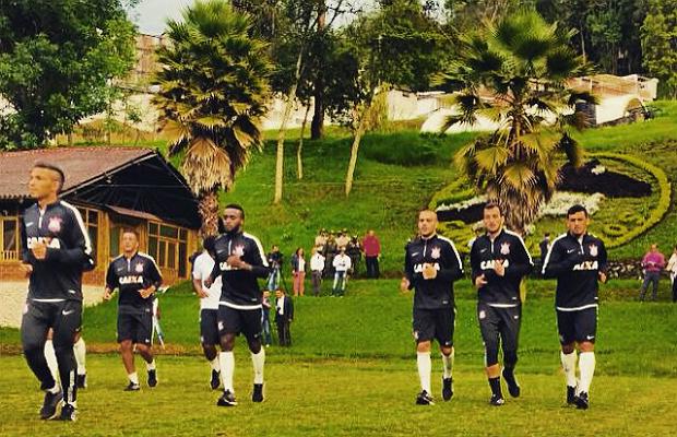 Os atletas que enfrentaram o Palmeiras correram ao redor do campo da Escuela de Carabineros