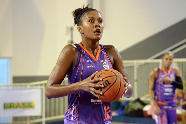 Damiris marcou 25 pontos e foi a cestinha da partida em que Americana venceu Jaraguá (Foto: Henrique Porto/Divulgação)