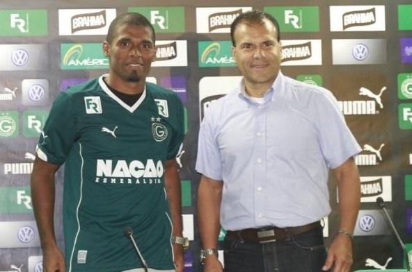 Ygor foi apresentado pelo ex-goleiro Harlei no Goiás; Jogador chega para substituir Amaral