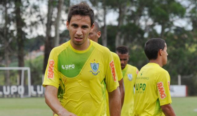 Depois de treinar durante pré-temporada, lateral Robertinho está regularizado e enfim pode estrear pelo América-MG