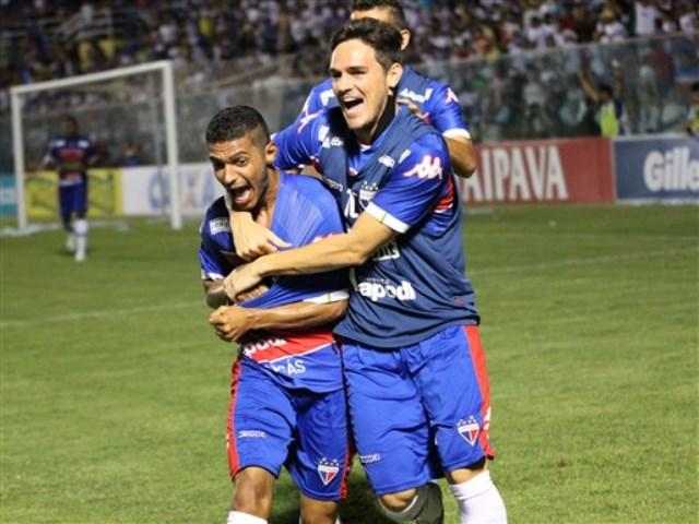 Pio, à esquerda, comemorou com entusiasmo seu gol contra o Botafogo-PB (Fotos: Nodge Nogueira)