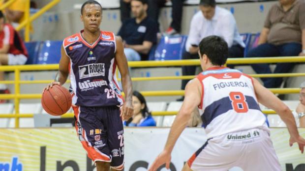 O armador Nezinho, do Limeira, foi um dos cestinha do duelo entre clubes do interior paulista