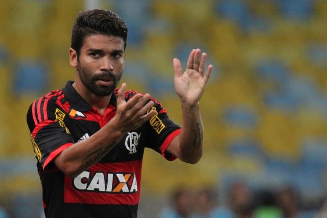 Recuperado fisicamente, Eduardo da Silva voltou a campo e precisou de cinco minutos para deixar sua marca