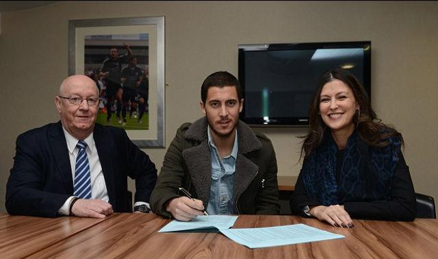 Eden Hazard (ao centro) assinou nesta quinta renovação por cinco anos e meio para ganhar quase R$ 900 mil semanais