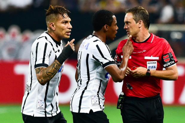 A princípio, Guerrero (à esq.) perde os dois primeiros jogos da fase de grupos, mas Timão tenta mudar pena